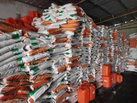 西安鐵道上私建倉(cāng)庫(kù)堆存危化品，城管部門(mén)迅速行動(dòng)依法拆除